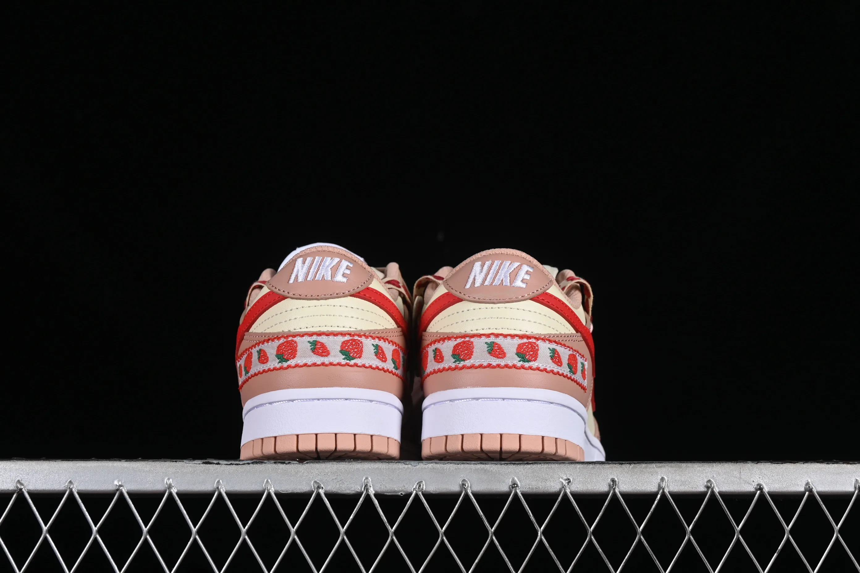 All Categories Nk SB Dunk Series Nk SB Dunk Low Low-top sneakers Nk Dunk Low Christmas gift Strawberry cake SB strappy low-top casual sneakers DD1503-118